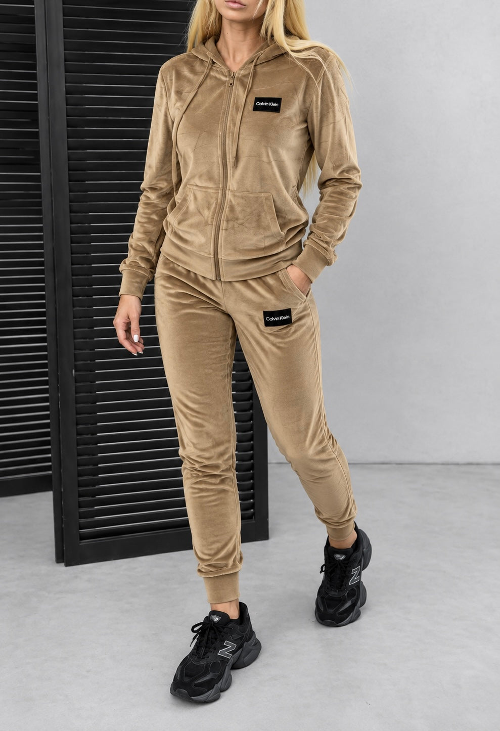 Calvin Klein veliūrinis kostiumas